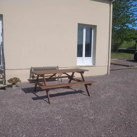 L Etablissement Gold Beach Propose 1 Hebergement , Maison 80M2 Avec Terrain 500M2, Parking Prive A 4 Min Du Port Artificiel D Arromanches, Services Accueil Personnalise, Lits Faits, Serviettes, Menage, Netflix, Wifi Ryes Exterior photo