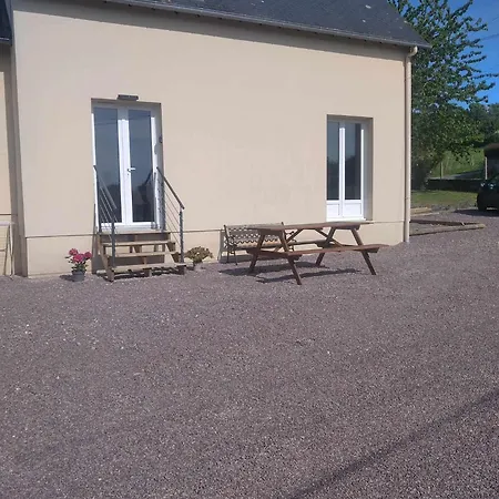 L Etablissement Gold Beach Propose 1 Hebergement , Maison 80M2 Avec Terrain 500M2, Parking Prive A 4 Min Du Port Artificiel D Arromanches, Services Accueil Personnalise, Lits Faits, Serviettes, Menage, Netflix, Wifi Ryes Exterior photo