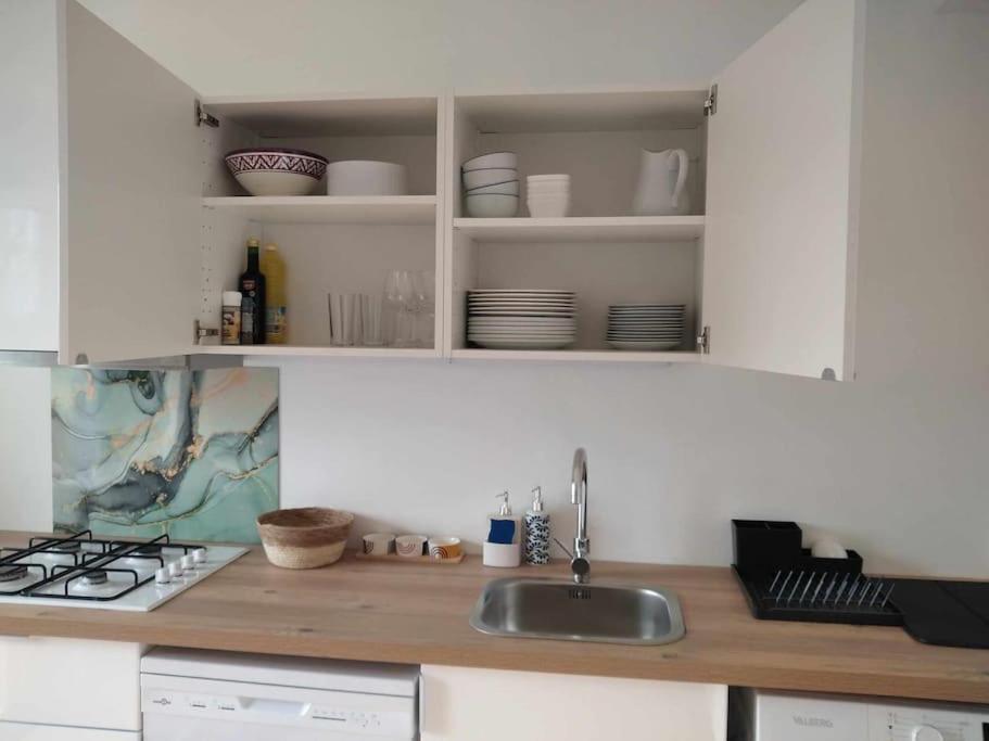 L Etablissement Gold Propose 1 , Maison 80m2 Avec Terrain 500m2, Parking Prive A 4 Min Du Port Artificiel D Arromanches, Services Accueil Personnalise, Lits Faits, Serviettes, Menage, Netflix, Wifi Ryes