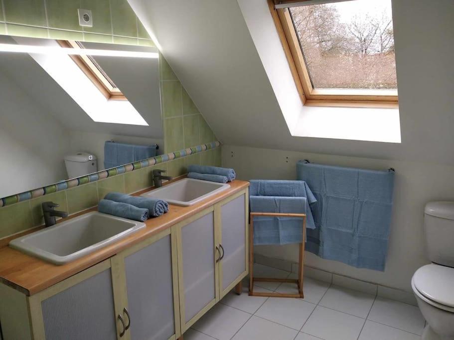 L Etablissement Gold Propose 1 , Maison 80m2 Avec Terrain 500m2, Parking Prive A 4 Min Du Port Artificiel D Arromanches, Services Accueil Personnalise, Lits Faits, Serviettes, Menage, Netflix, Wifi *
