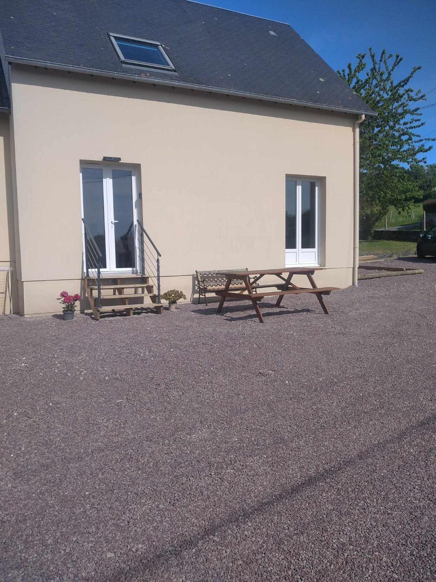L Etablissement Gold Propose 1 , Maison 80m2 Avec Terrain 500m2, Parking Prive A 4 Min Du Port Artificiel D Arromanches, Services Accueil Personnalise, Lits Faits, Serviettes, Menage, Netflix, Wifi Holiday home Ryes